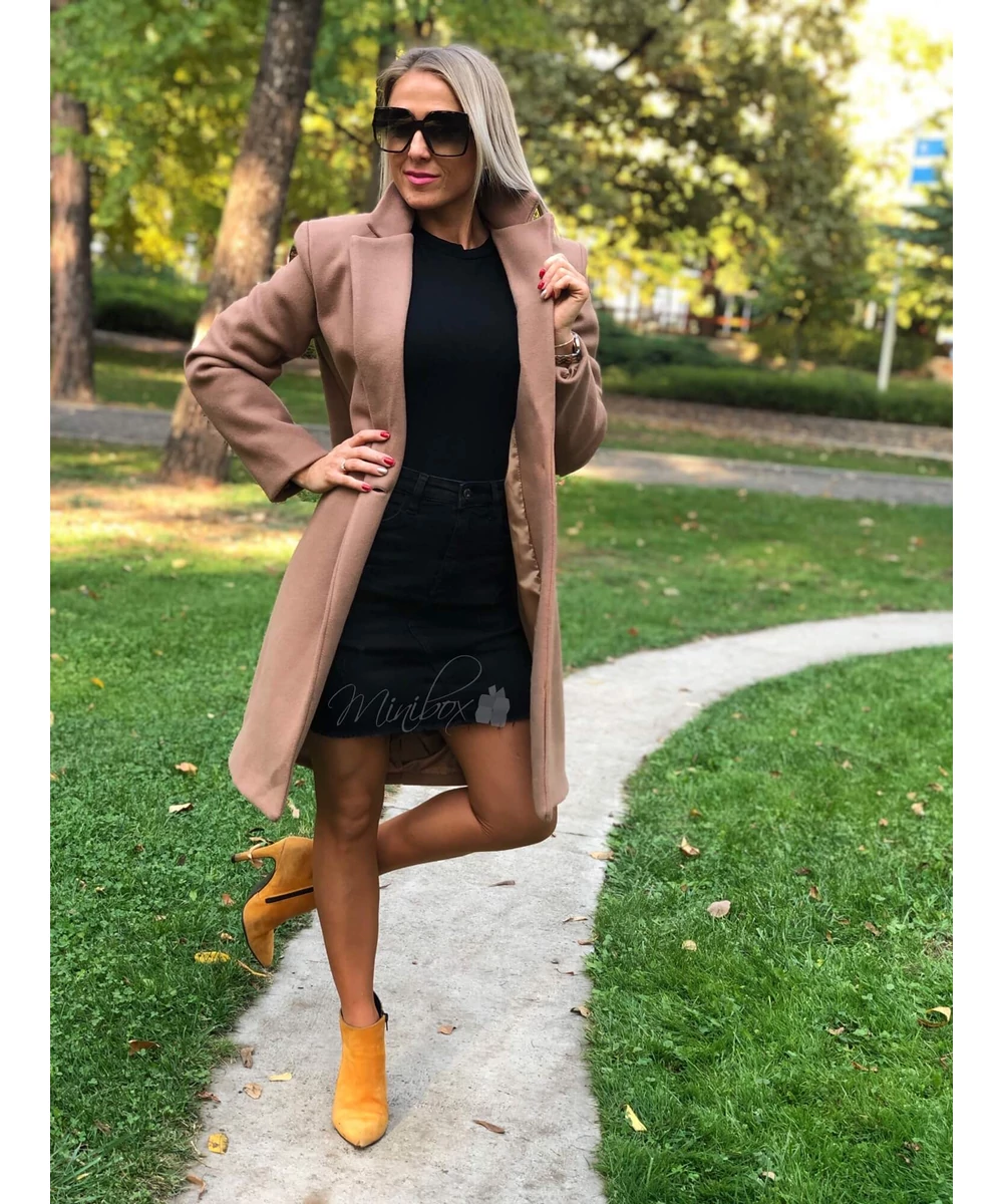 A női szövetkabát az elegancia múlhatatlan hírnöke
