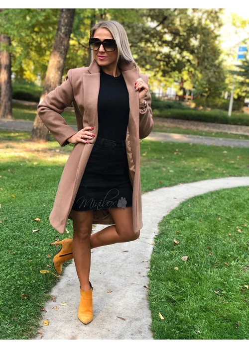A női szövetkabát az elegancia múlhatatlan hírnöke