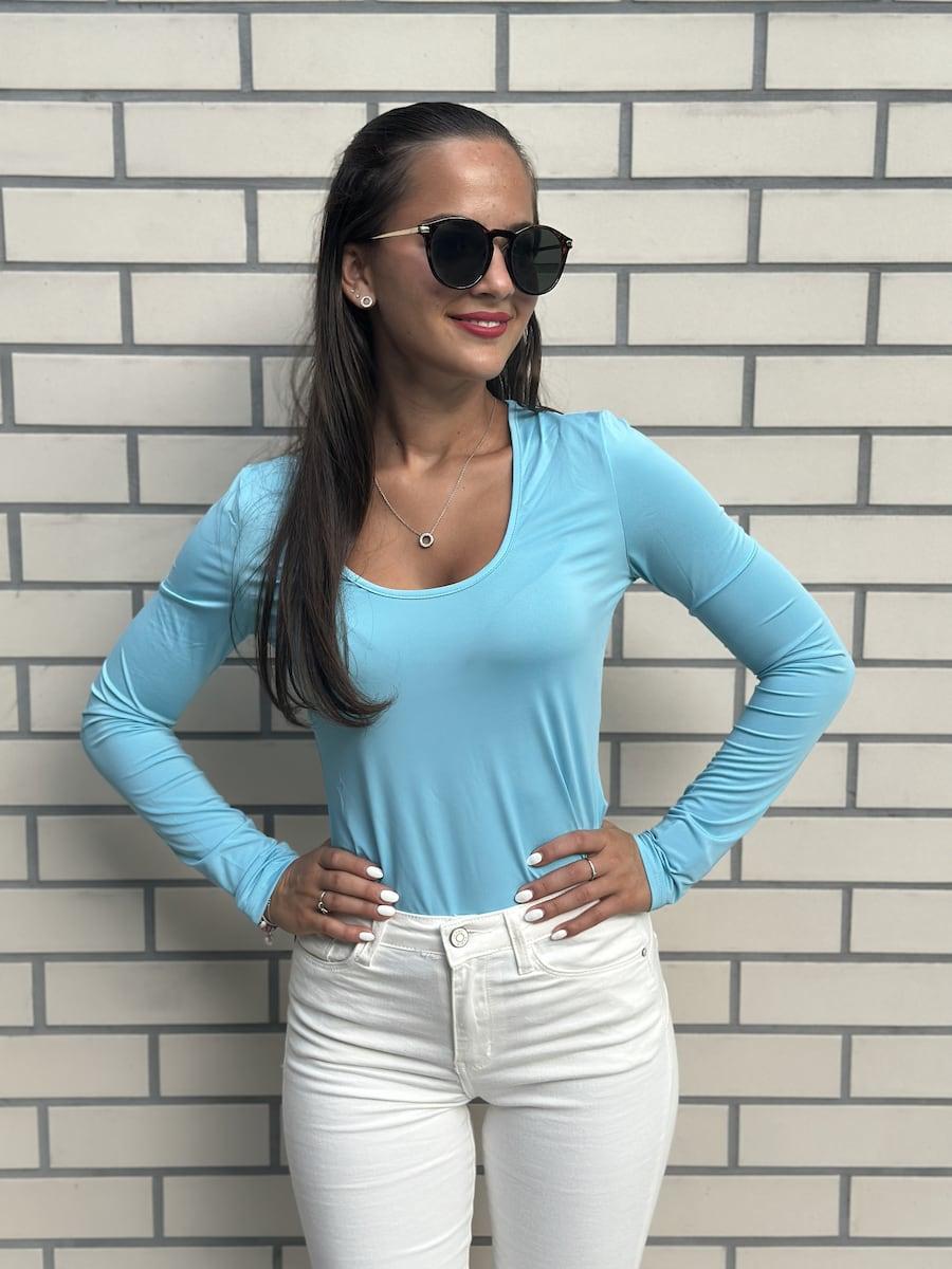 BASIC Babyblue dekoltált felső