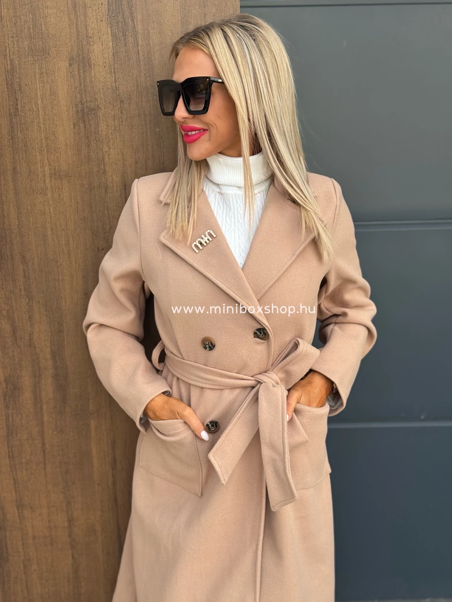 MIN szövetkabát - kitűzővel MIN szövetkabát - kitűzővel