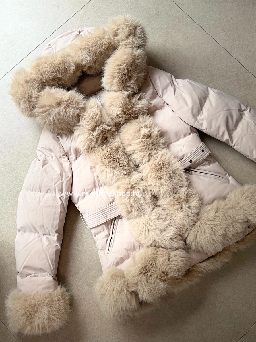 SZILVI derèkban szűkíthető - steppelt kabát - szőrmével - övvel